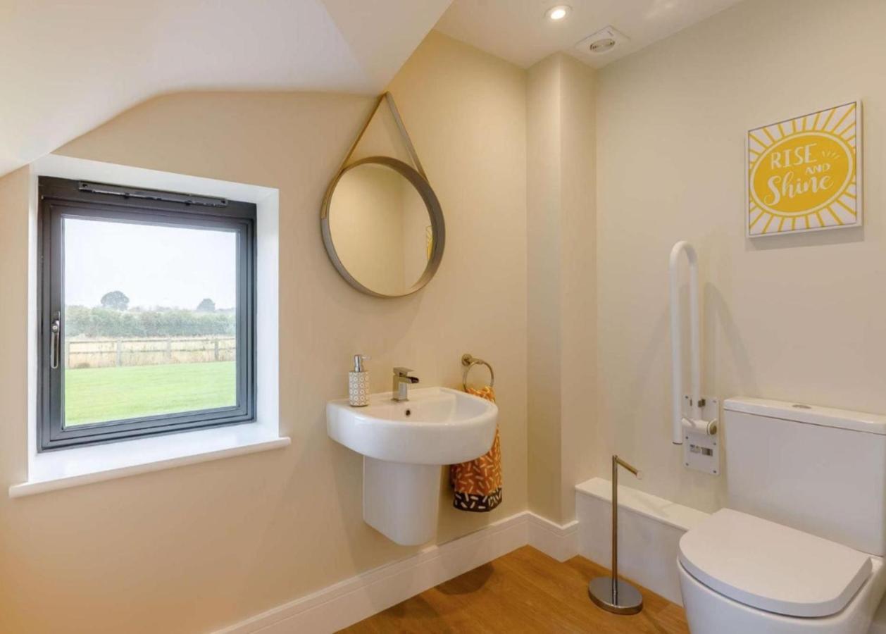 Fawn Cottage Disabled Adapted 3 Bedroom Hot Tub Coughton Exterior photo